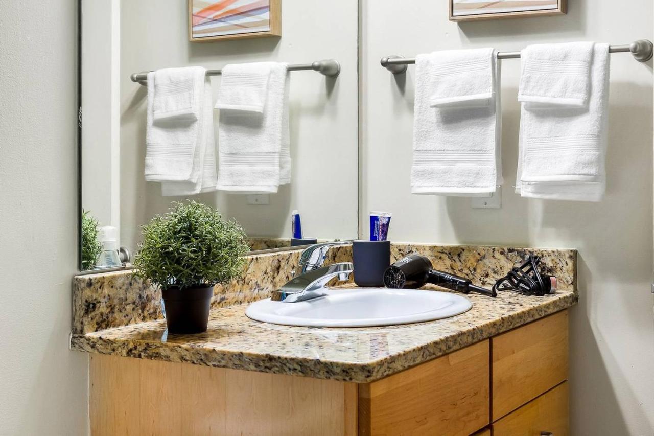 Apartamento Trifecta 2Br Free Parking Modern Superhost Durham Exterior foto
